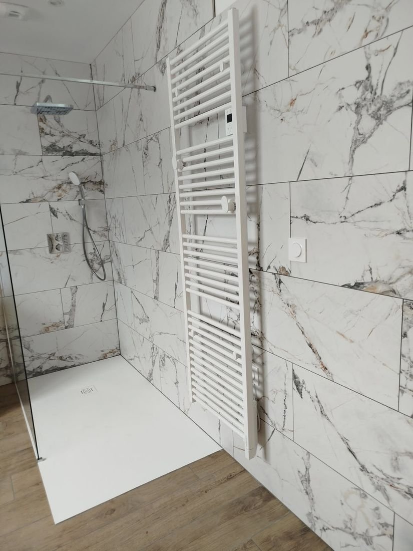 Douche à l'italienne terminée, faïence effet marbre et sèche-serviette