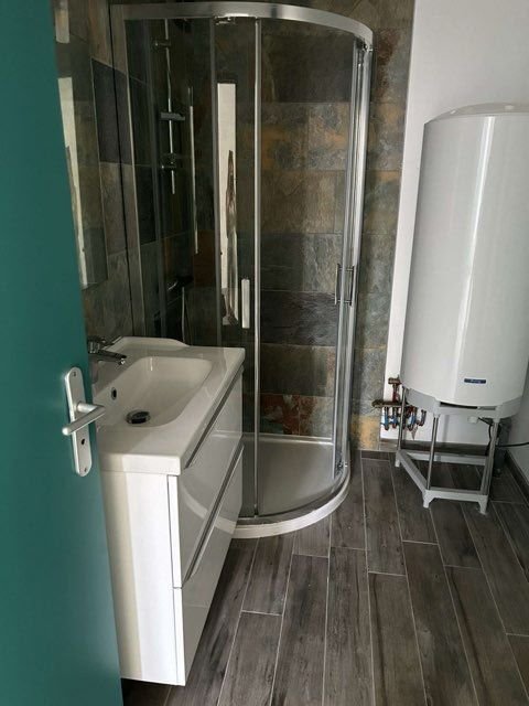 Salle d'eau livrée par Soly'bat : cabine de douche, meuble vasque, chauffe-eau